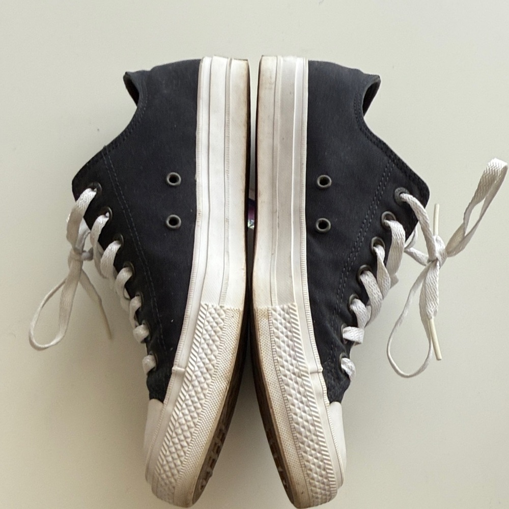 Converse•Black and White Canvas Sneakers•Size 8.5 - Picture 2 of 9
